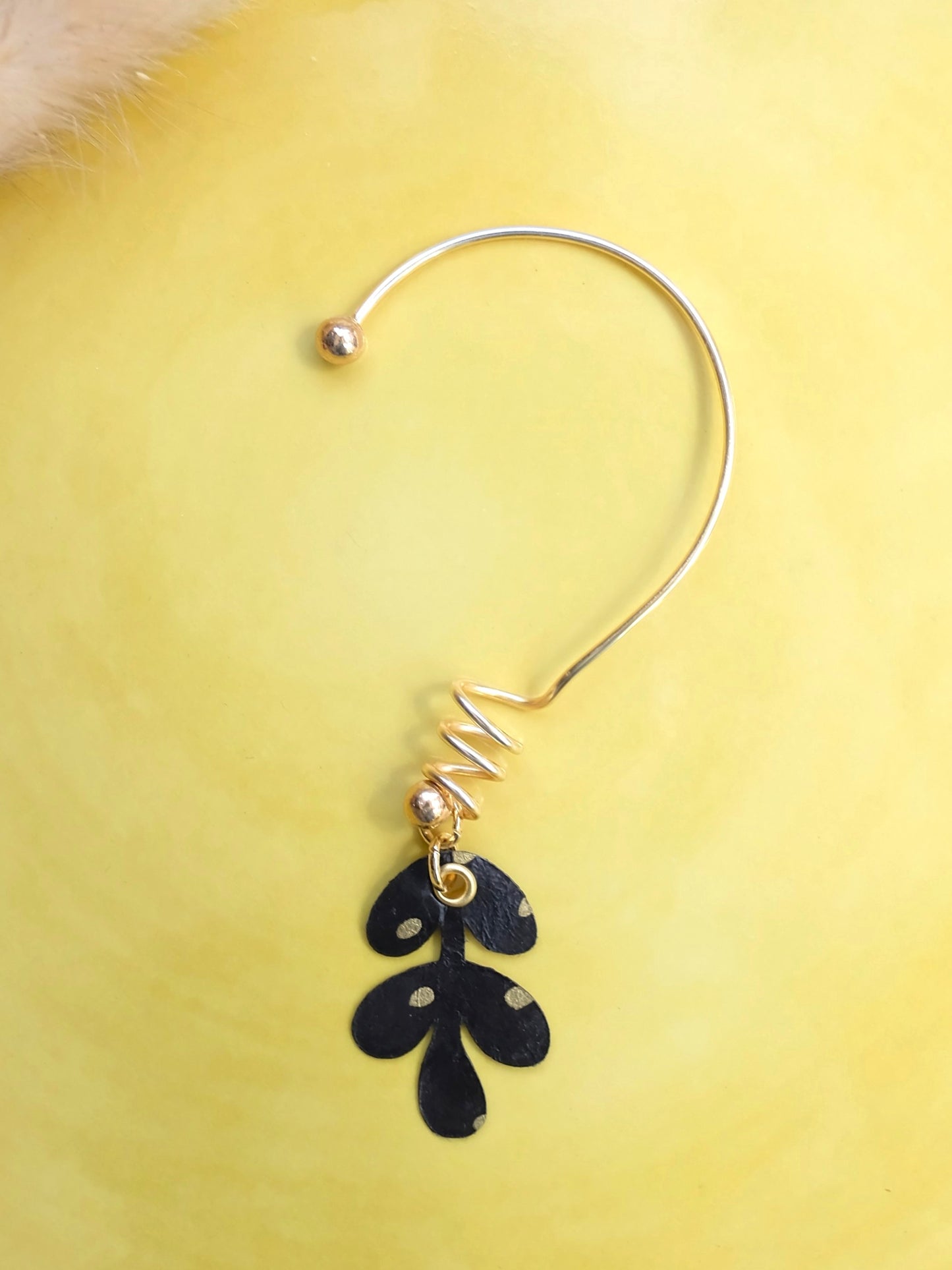 Ear-cuff : Black Paper Leaf