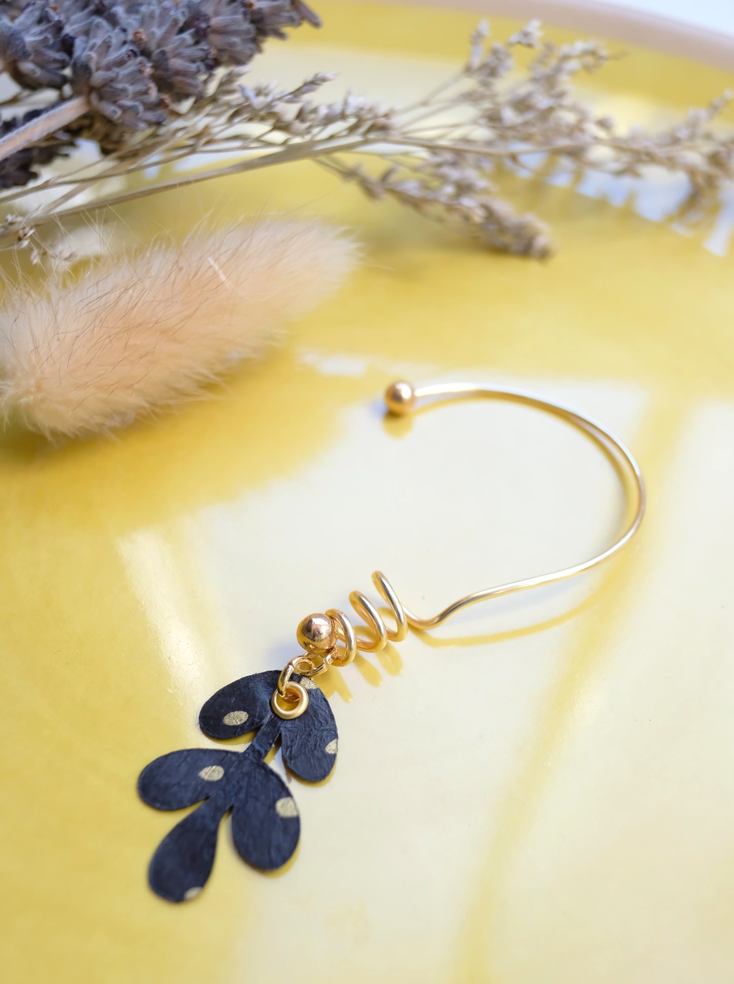 Ear-cuff : Black Paper Leaf