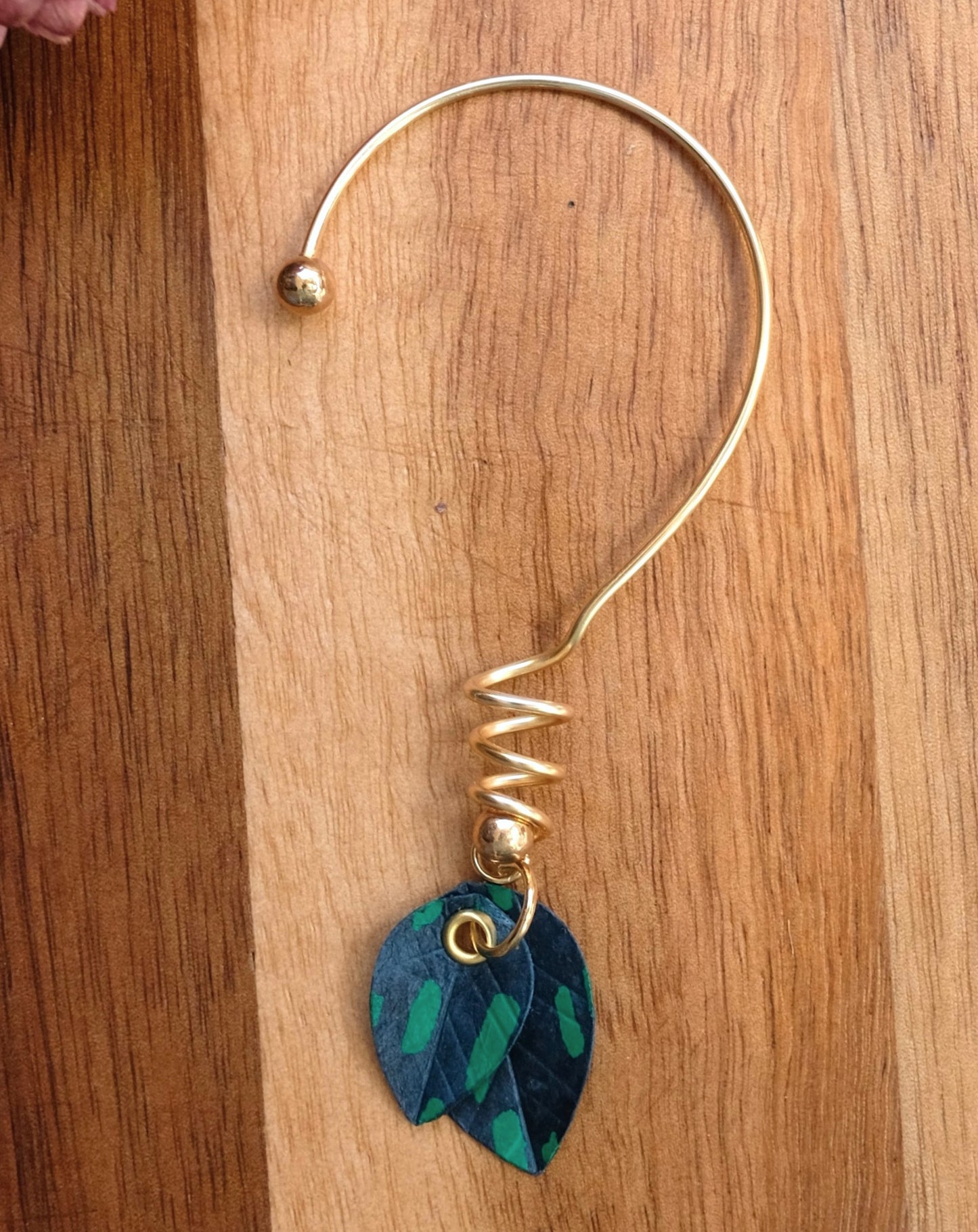Ear-cuff : Green Paper Leaves