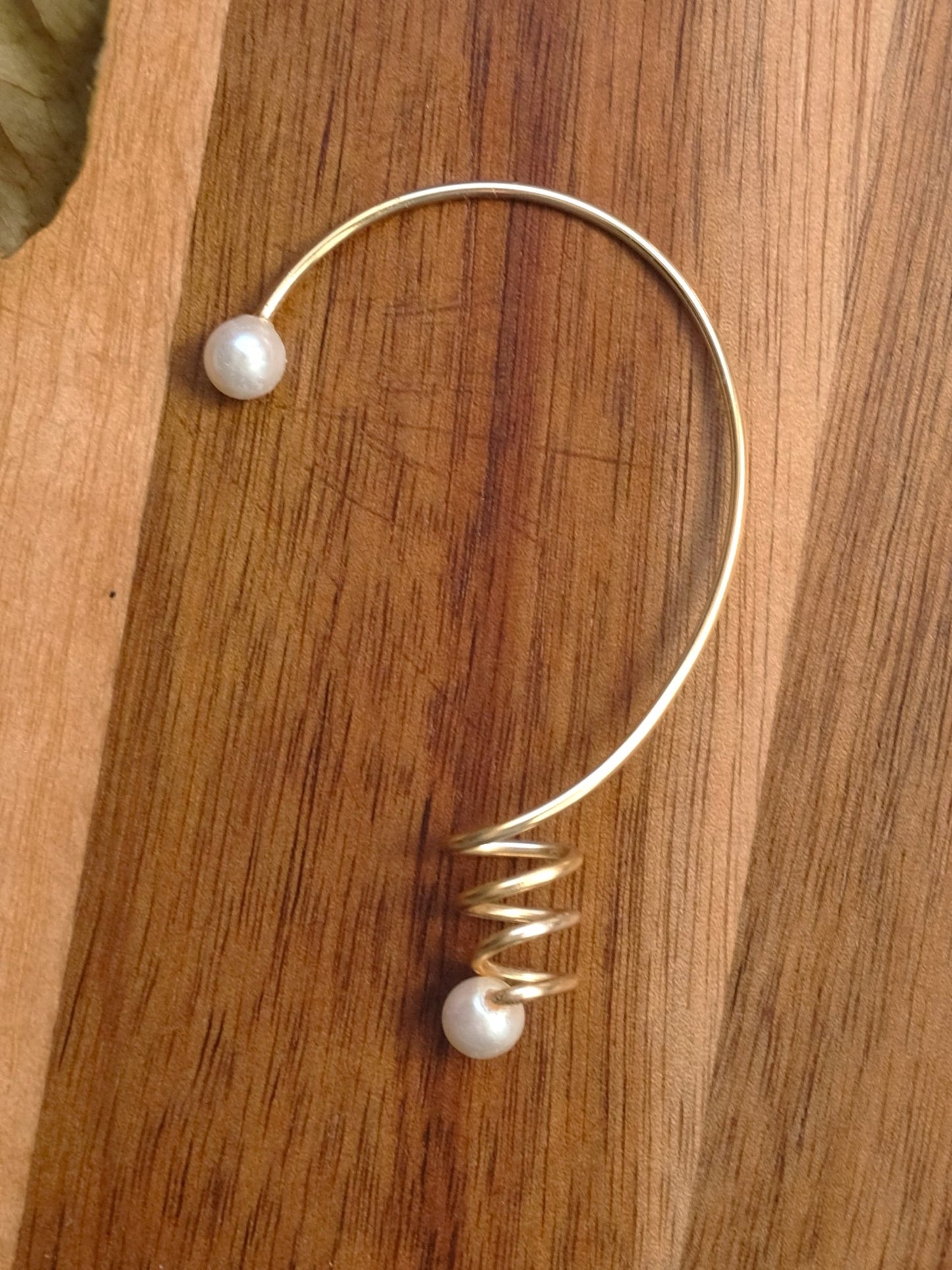Ear-cuff : White and Gold Beads
